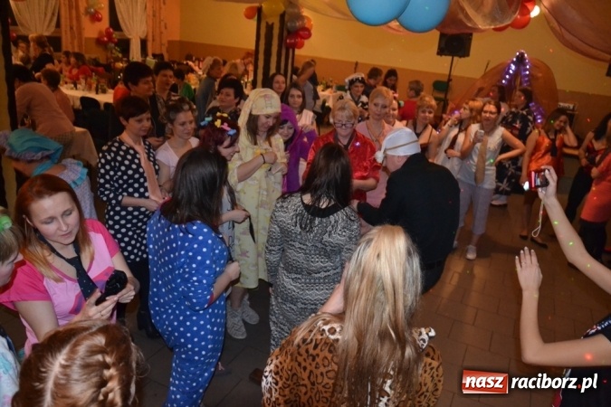 Zdjęcie w galerii na portalu naszraciborz.pl: W tym roku piżamy, w przyszłym PRL – Babski Comber w Jankowicach po raz piąty!  wiadomości z regionu