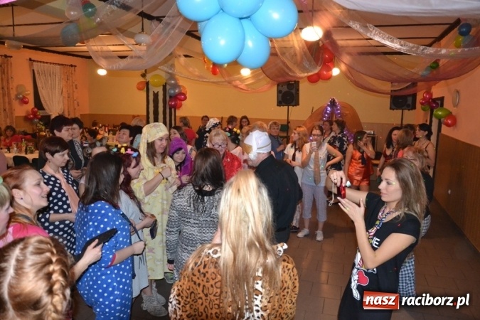 Zdjęcie w galerii na portalu naszraciborz.pl: W tym roku piżamy, w przyszłym PRL – Babski Comber w Jankowicach po raz piąty!  wiadomości z regionu