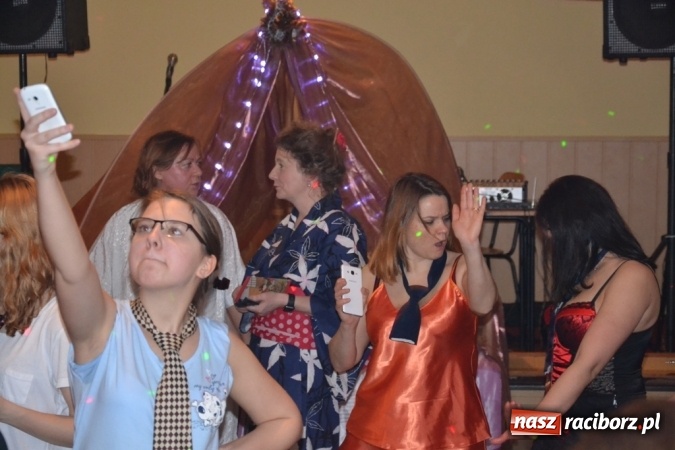 Zdjęcie w galerii na portalu naszraciborz.pl: W tym roku piżamy, w przyszłym PRL – Babski Comber w Jankowicach po raz piąty!  wiadomości z regionu