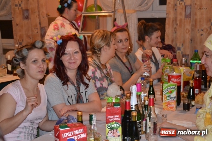 Zdjęcie w galerii na portalu naszraciborz.pl: W tym roku piżamy, w przyszłym PRL – Babski Comber w Jankowicach po raz piąty!  wiadomości z regionu