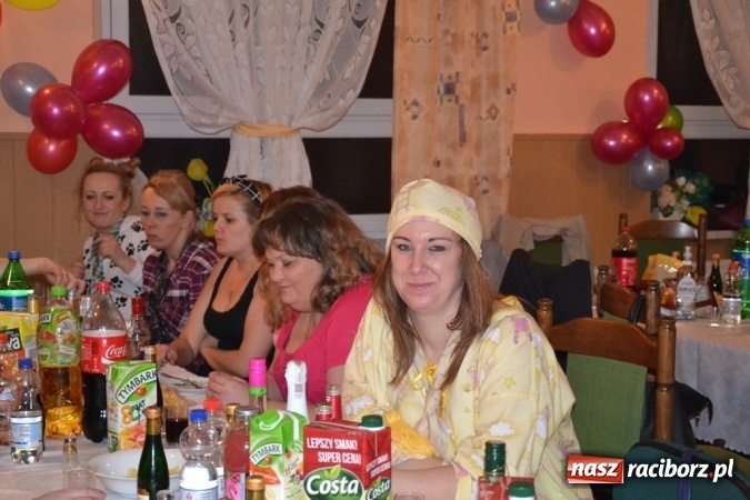 Zdjęcie w galerii na portalu naszraciborz.pl: W tym roku piżamy, w przyszłym PRL – Babski Comber w Jankowicach po raz piąty!  wiadomości z regionu