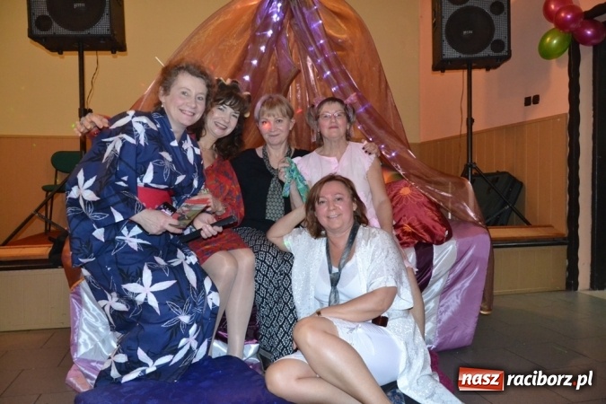 Zdjęcie w galerii na portalu naszraciborz.pl: W tym roku piżamy, w przyszłym PRL – Babski Comber w Jankowicach po raz piąty!  wiadomości z regionu