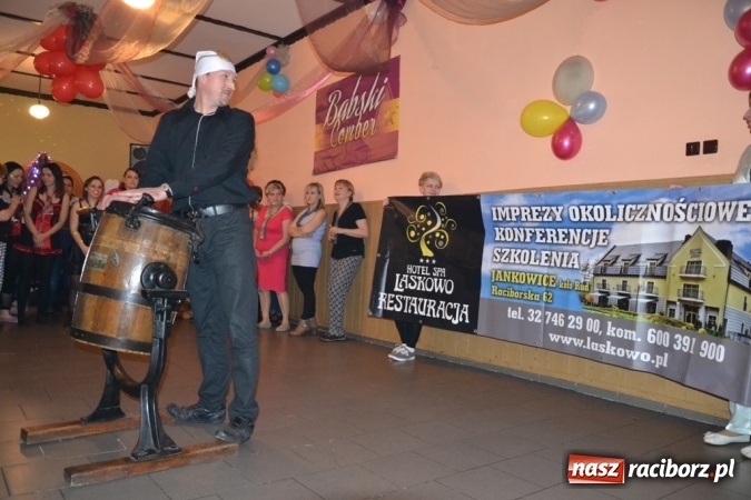 Zdjęcie w galerii na portalu naszraciborz.pl: W tym roku piżamy, w przyszłym PRL – Babski Comber w Jankowicach po raz piąty!  wiadomości z regionu