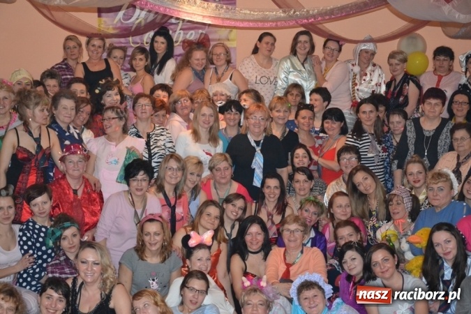 Zdjęcie w galerii na portalu naszraciborz.pl: W tym roku piżamy, w przyszłym PRL – Babski Comber w Jankowicach po raz piąty!  wiadomości z regionu