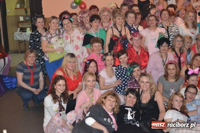 Zdjęcie w galerii na portalu naszraciborz.pl: W tym roku piżamy, w przyszłym PRL – Babski Comber w Jankowicach po raz piąty!  wiadomości z regionu