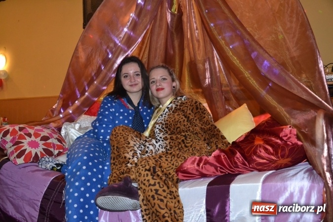 Zdjęcie w galerii na portalu naszraciborz.pl: W tym roku piżamy, w przyszłym PRL – Babski Comber w Jankowicach po raz piąty!  wiadomości z regionu