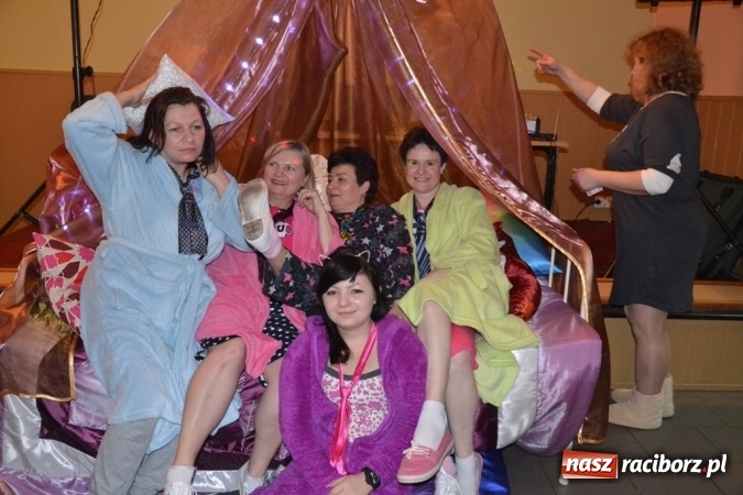 Zdjęcie w galerii na portalu naszraciborz.pl: W tym roku piżamy, w przyszłym PRL – Babski Comber w Jankowicach po raz piąty!  wiadomości z regionu