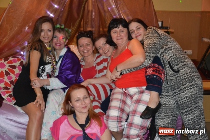 Zdjęcie w galerii na portalu naszraciborz.pl: W tym roku piżamy, w przyszłym PRL – Babski Comber w Jankowicach po raz piąty!  wiadomości z regionu