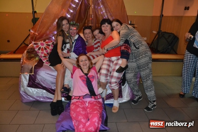 Zdjęcie w galerii na portalu naszraciborz.pl: W tym roku piżamy, w przyszłym PRL – Babski Comber w Jankowicach po raz piąty!  wiadomości z regionu