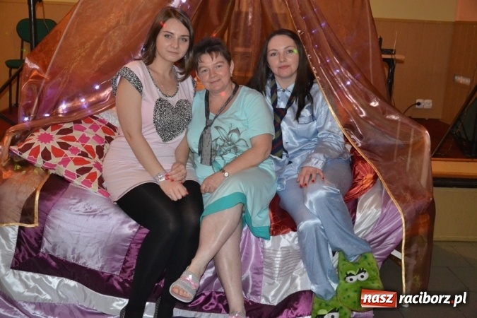 Zdjęcie w galerii na portalu naszraciborz.pl: W tym roku piżamy, w przyszłym PRL – Babski Comber w Jankowicach po raz piąty!  wiadomości z regionu