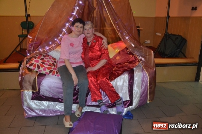 Zdjęcie w galerii na portalu naszraciborz.pl: W tym roku piżamy, w przyszłym PRL – Babski Comber w Jankowicach po raz piąty!  wiadomości z regionu