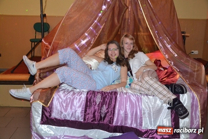 Zdjęcie w galerii na portalu naszraciborz.pl: W tym roku piżamy, w przyszłym PRL – Babski Comber w Jankowicach po raz piąty!  wiadomości z regionu