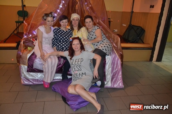 Zdjęcie w galerii na portalu naszraciborz.pl: W tym roku piżamy, w przyszłym PRL – Babski Comber w Jankowicach po raz piąty!  wiadomości z regionu