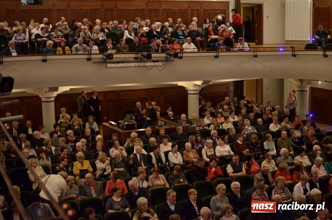 Zdjęcie w galerii na portalu naszraciborz.pl: WSPOMNIJ MNIE, czyli koncert Ireny Santor w Raciborzu wiadomości z regionu