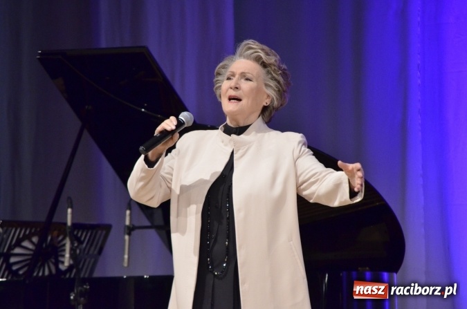 Zdjęcie w galerii na portalu naszraciborz.pl: WSPOMNIJ MNIE, czyli koncert Ireny Santor w Raciborzu wiadomości z regionu