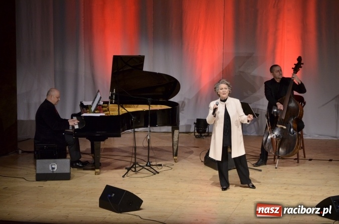 Zdjęcie w galerii na portalu naszraciborz.pl: WSPOMNIJ MNIE, czyli koncert Ireny Santor w Raciborzu wiadomości z regionu