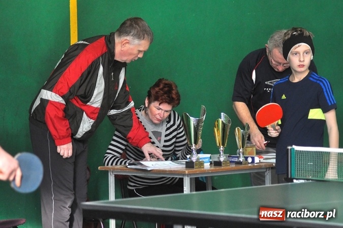 Zdjęcie w galerii na portalu naszraciborz.pl: Miłośnicy tenisa stołowego rywalizowali w Sokole wiadomości z regionu