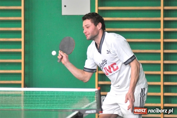 Zdjęcie w galerii na portalu naszraciborz.pl: Miłośnicy tenisa stołowego rywalizowali w Sokole wiadomości z regionu