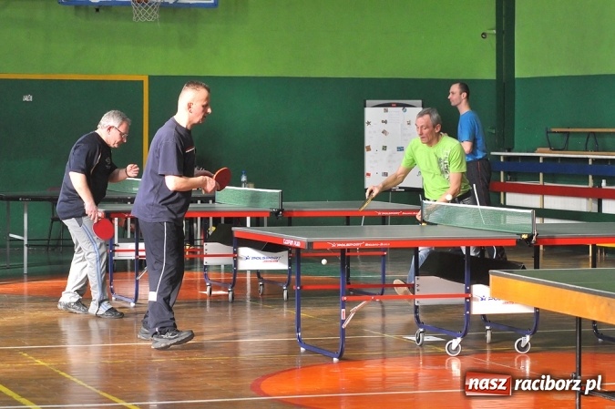 Zdjęcie w galerii na portalu naszraciborz.pl: Miłośnicy tenisa stołowego rywalizowali w Sokole wiadomości z regionu