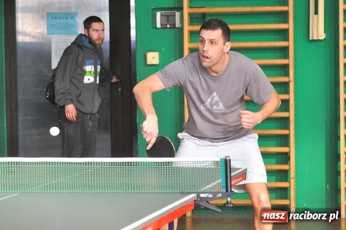 Zdjęcie w galerii na portalu naszraciborz.pl: Miłośnicy tenisa stołowego rywalizowali w Sokole wiadomości z regionu