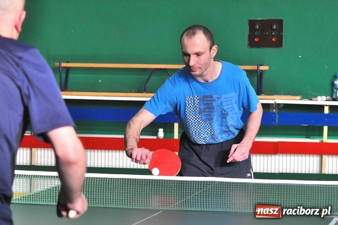 Zdjęcie w galerii na portalu naszraciborz.pl: Miłośnicy tenisa stołowego rywalizowali w Sokole wiadomości z regionu