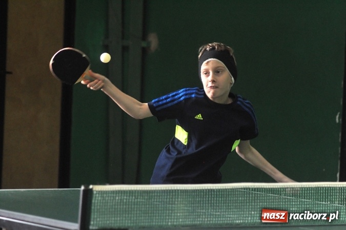 Zdjęcie w galerii na portalu naszraciborz.pl: Miłośnicy tenisa stołowego rywalizowali w Sokole wiadomości z regionu