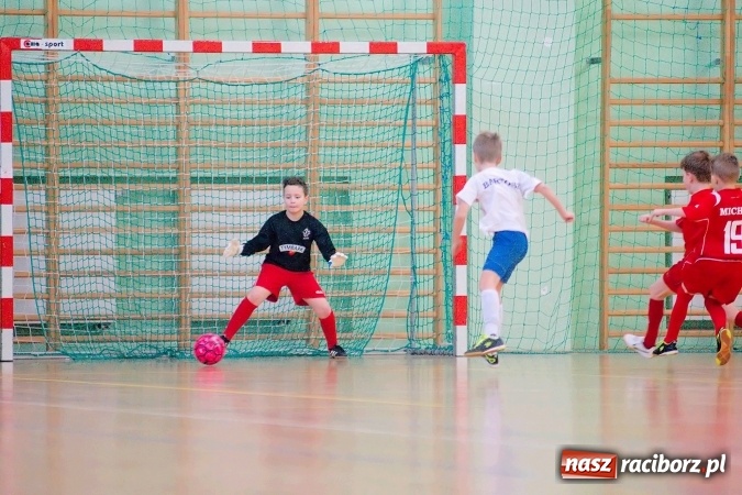 Zdjęcie w galerii na portalu naszraciborz.pl: Zimowa Liga Halowa: Emocjonujące starcia żaków w Arenie Rafako wiadomości z regionu