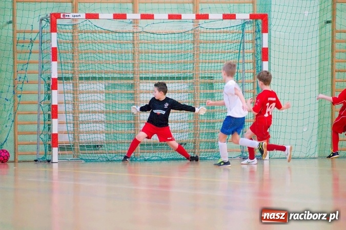 Zdjęcie w galerii na portalu naszraciborz.pl: Zimowa Liga Halowa: Emocjonujące starcia żaków w Arenie Rafako wiadomości z regionu