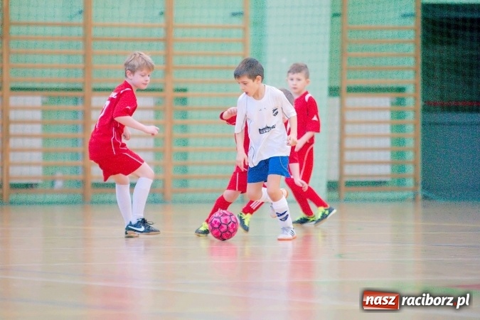 Zdjęcie w galerii na portalu naszraciborz.pl: Zimowa Liga Halowa: Emocjonujące starcia żaków w Arenie Rafako wiadomości z regionu