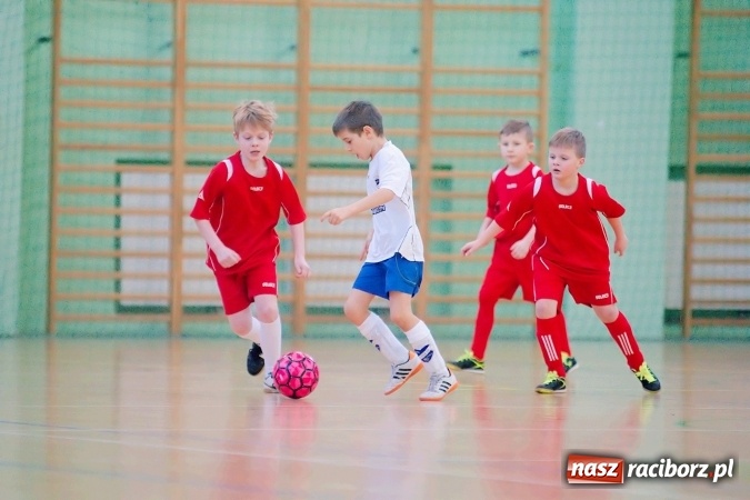 Zdjęcie w galerii na portalu naszraciborz.pl: Zimowa Liga Halowa: Emocjonujące starcia żaków w Arenie Rafako wiadomości z regionu
