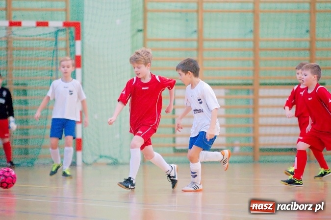 Zdjęcie w galerii na portalu naszraciborz.pl: Zimowa Liga Halowa: Emocjonujące starcia żaków w Arenie Rafako wiadomości z regionu