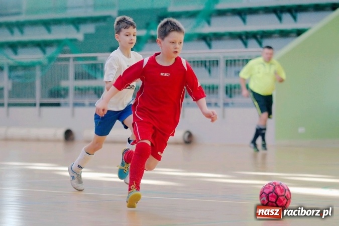 Zdjęcie w galerii na portalu naszraciborz.pl: Zimowa Liga Halowa: Emocjonujące starcia żaków w Arenie Rafako wiadomości z regionu