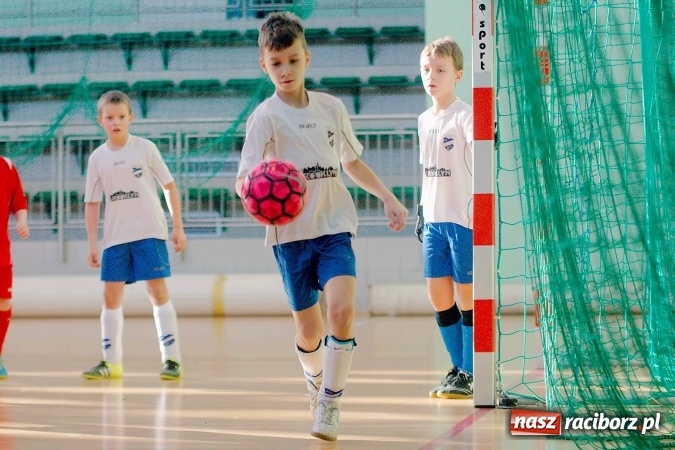 Zdjęcie w galerii na portalu naszraciborz.pl: Zimowa Liga Halowa: Emocjonujące starcia żaków w Arenie Rafako wiadomości z regionu