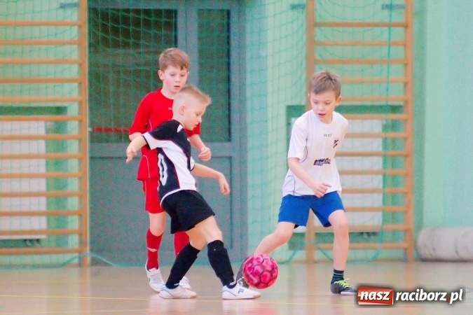 Zdjęcie w galerii na portalu naszraciborz.pl: Zimowa Liga Halowa: Emocjonujące starcia żaków w Arenie Rafako wiadomości z regionu