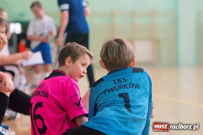 Zdjęcie w galerii na portalu naszraciborz.pl: Zimowa Liga Halowa: Emocjonujące starcia żaków w Arenie Rafako wiadomości z regionu