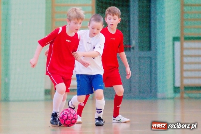 Zdjęcie w galerii na portalu naszraciborz.pl: Zimowa Liga Halowa: Emocjonujące starcia żaków w Arenie Rafako wiadomości z regionu