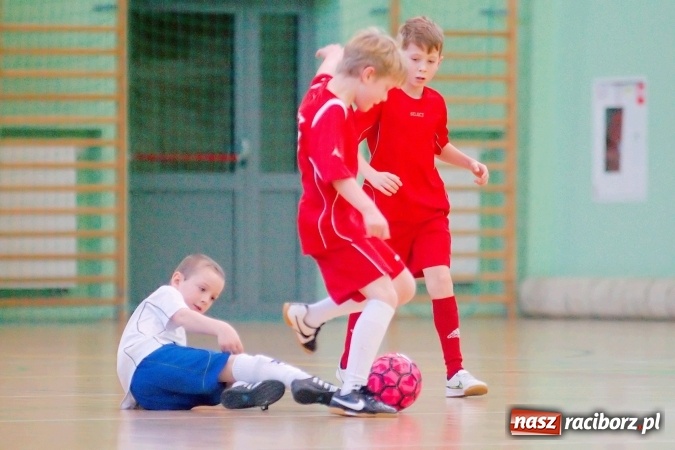 Zdjęcie w galerii na portalu naszraciborz.pl: Zimowa Liga Halowa: Emocjonujące starcia żaków w Arenie Rafako wiadomości z regionu