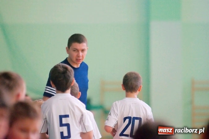 Zdjęcie w galerii na portalu naszraciborz.pl: Zimowa Liga Halowa: Emocjonujące starcia żaków w Arenie Rafako wiadomości z regionu