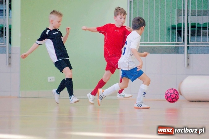 Zdjęcie w galerii na portalu naszraciborz.pl: Zimowa Liga Halowa: Emocjonujące starcia żaków w Arenie Rafako wiadomości z regionu