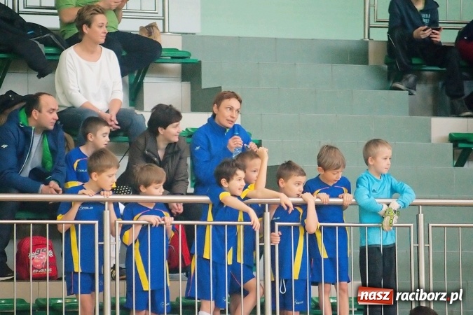 Zdjęcie w galerii na portalu naszraciborz.pl: Zimowa Liga Halowa: Emocjonujące starcia żaków w Arenie Rafako wiadomości z regionu