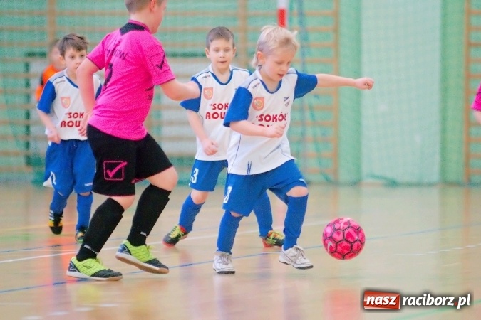 Zdjęcie w galerii na portalu naszraciborz.pl: Zimowa Liga Halowa: Emocjonujące starcia żaków w Arenie Rafako wiadomości z regionu