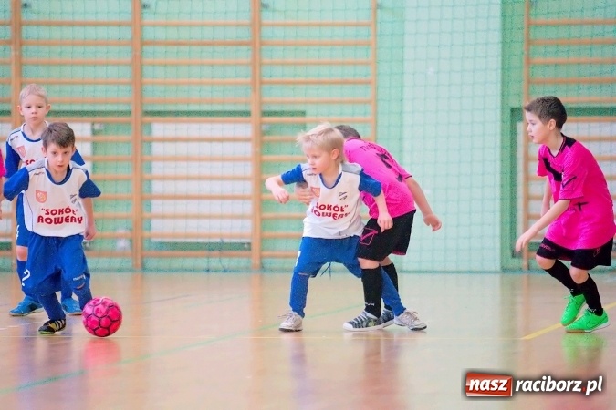Zdjęcie w galerii na portalu naszraciborz.pl: Zimowa Liga Halowa: Emocjonujące starcia żaków w Arenie Rafako wiadomości z regionu