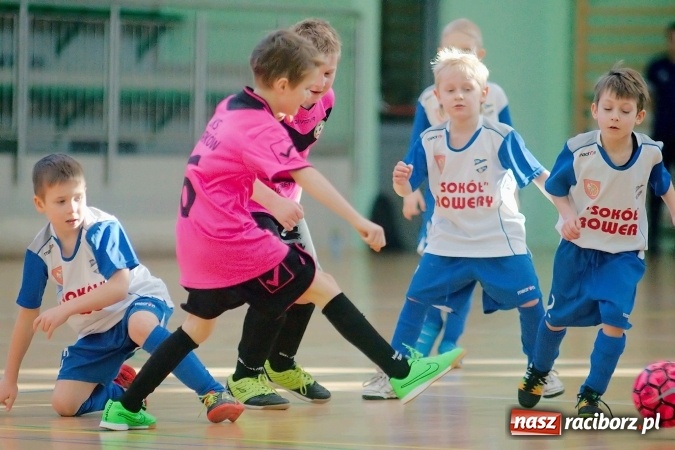 Zdjęcie w galerii na portalu naszraciborz.pl: Zimowa Liga Halowa: Emocjonujące starcia żaków w Arenie Rafako wiadomości z regionu