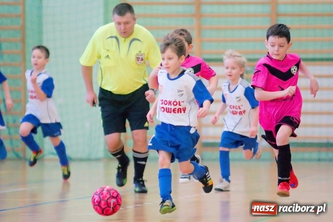 Zdjęcie w galerii na portalu naszraciborz.pl: Zimowa Liga Halowa: Emocjonujące starcia żaków w Arenie Rafako wiadomości z regionu