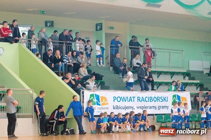 Zdjęcie w galerii na portalu naszraciborz.pl: Zimowa Liga Halowa: Emocjonujące starcia żaków w Arenie Rafako wiadomości z regionu