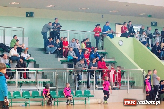 Zdjęcie w galerii na portalu naszraciborz.pl: Zimowa Liga Halowa: Emocjonujące starcia żaków w Arenie Rafako wiadomości z regionu