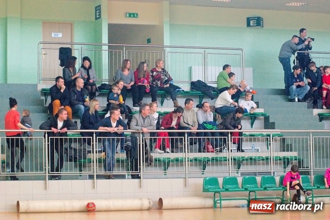 Zdjęcie w galerii na portalu naszraciborz.pl: Zimowa Liga Halowa: Emocjonujące starcia żaków w Arenie Rafako wiadomości z regionu