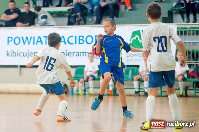 Zdjęcie w galerii na portalu naszraciborz.pl: Zimowa Liga Halowa: Emocjonujące starcia żaków w Arenie Rafako wiadomości z regionu
