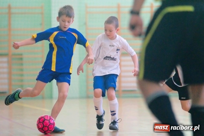 Zdjęcie w galerii na portalu naszraciborz.pl: Zimowa Liga Halowa: Emocjonujące starcia żaków w Arenie Rafako wiadomości z regionu
