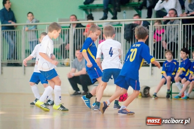 Zdjęcie w galerii na portalu naszraciborz.pl: Zimowa Liga Halowa: Emocjonujące starcia żaków w Arenie Rafako wiadomości z regionu